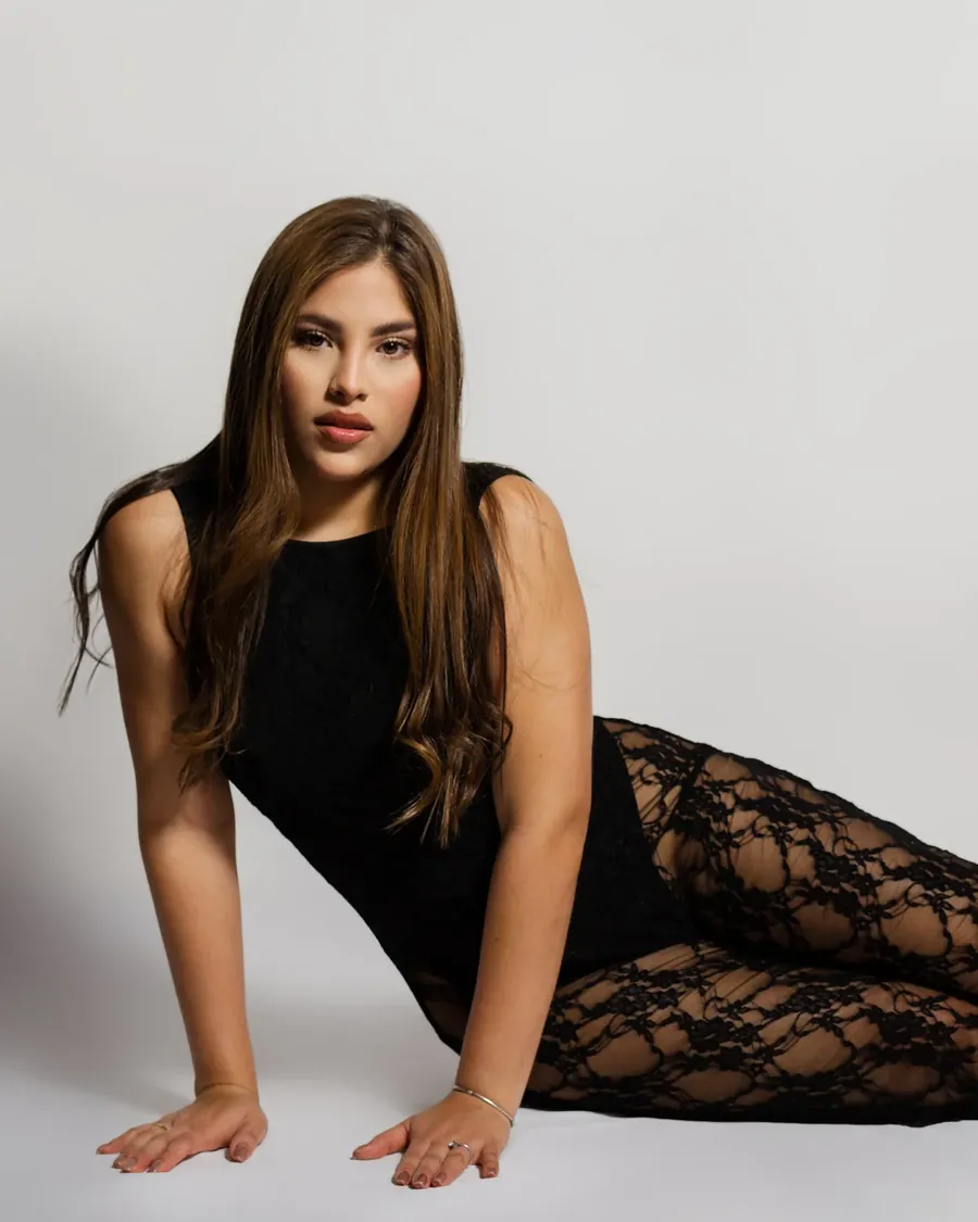 Daniela Amaro sentada en sesión de estudio